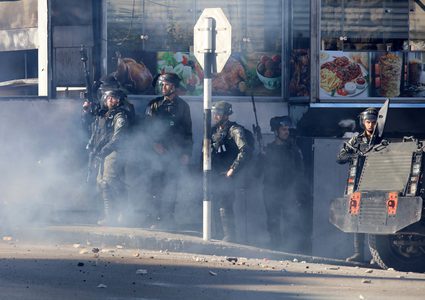 إصابة مواطن بجروح خطيرة برصاص الاحتلال قرب مخيم العروب