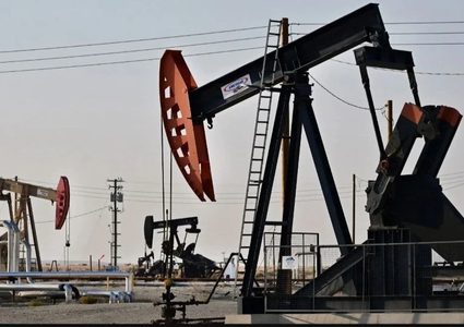 أسعار النفط تتراجع مع توقعات ارتفاع الإنتاج العالمي