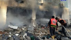 آثار قصف الاحتلال مدرسة صلاح الدين التي تؤوي نازحين داخل حي النصر غرب مدينة غزة