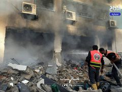 آثار قصف الاحتلال مدرسة صلاح الدين التي تؤوي نازحين داخل حي النصر غرب مدينة غزة