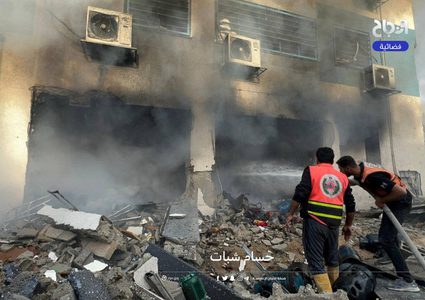 آثار قصف الاحتلال مدرسة صلاح الدين التي تؤوي نازحين داخل حي النصر غرب مدينة غزة