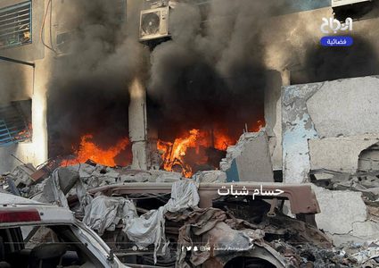 آثار قصف الاحتلال مدرسة صلاح الدين التي تؤوي نازحين داخل حي النصر غرب مدينة غزة