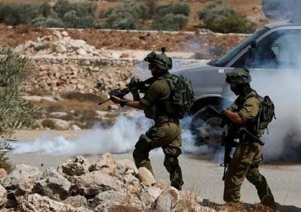 قوات الاحتلال تعتدي على طفلين في سنجل وتهدد المواطنين بـ"القتل"