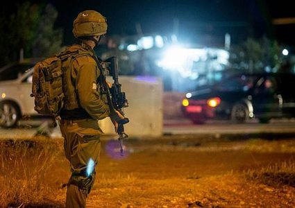 قوات الاحتلال تنصب حاجزا عسكريا عند مدخل العيزرية