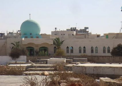 مستوطنون يدنسون مسجدا في دورا وينتشرون في عدة مناطق جنوب غرب الخليل