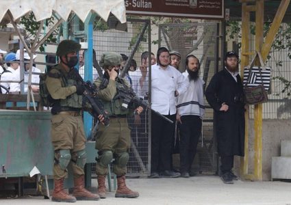 مستوطنون يعتدون على طفل بالضرب وسط الخليل