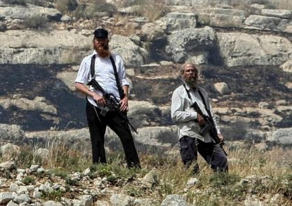 مستعمرون يجبرون عائلة عراعرة على إخلاء مسكنها وأرضها في دوما جنوب نابلس