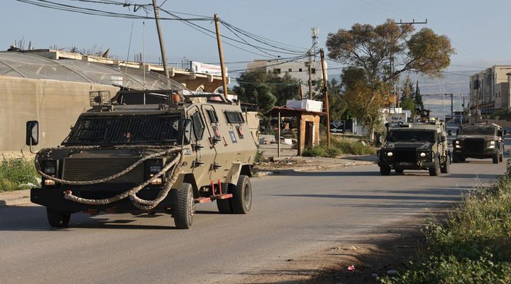 الاحتلال يعتقل شابا ويفتش منازل في مدينة نابلس