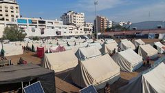 ملعب فلسطين الدولي بات اليوم مكاناً يؤوي النازحين بمدينة غزة في ظل التهجير القسري جراء استمرار حرب الإبادة .