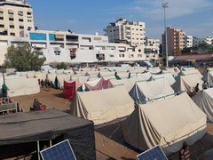 ملعب فلسطين الدولي بات اليوم مكاناً يؤوي النازحين بمدينة غزة في ظل التهجير القسري جراء استمرار حرب الإبادة .