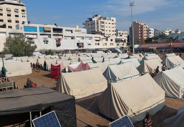 ملعب فلسطين الدولي بات اليوم مكاناً يؤوي النازحين بمدينة غزة في ظل التهجير القسري جراء استمرار حرب الإبادة .
