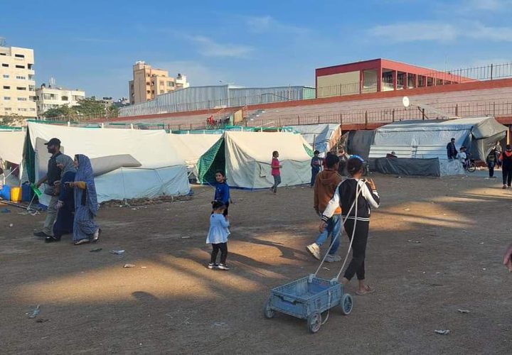 ملعب فلسطين الدولي بات اليوم مكاناً يؤوي النازحين بمدينة غزة في ظل التهجير القسري جراء استمرار حرب الإبادة .
