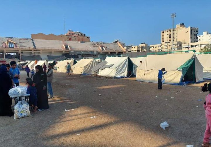 ملعب فلسطين الدولي بات اليوم مكاناً يؤوي النازحين بمدينة غزة في ظل التهجير القسري جراء استمرار حرب الإبادة .