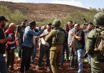 الاحتلال يمنع المزارعين من قطف ثمار الزيتون شرق نابلس