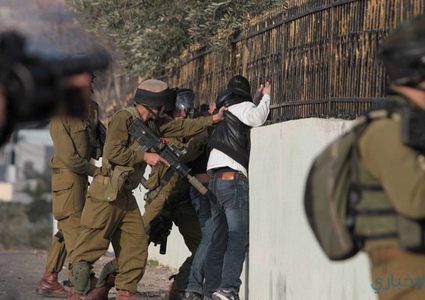 الاحتلال يحتجز أكثر من 30 مواطنا بعد اقتحامه مخيم الدهيشة