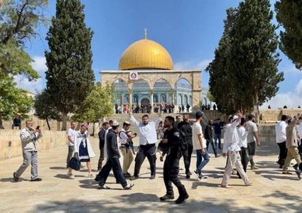 عشرات المستوطنين يقتحمون المسجد الأقصى