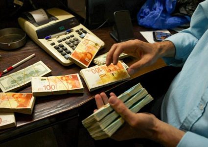 الحكومة: الاقتطاعات الجديدة من المقاصة جزء من الحرب علينا