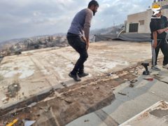 الاحتلال يجبر مواطن على هدم منزله قسريًا في جبل المكبر بالقدس المحتلة