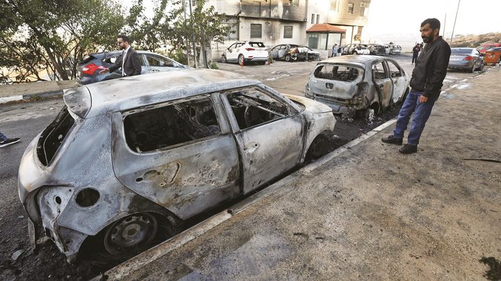 مستوطنون يحرقون مركبتين في المزرعة الغربية شمال غرب رام الله