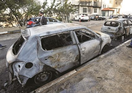 مستوطنون يحرقون مركبتين في المزرعة الغربية شمال غرب رام الله