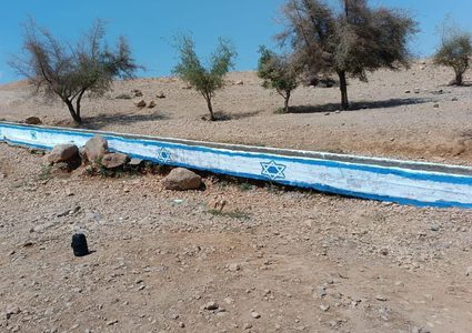 مستوطنون يغلقون مجرى مياه في نبع العوجا