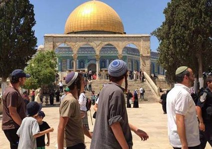 مستوطنون يقتحمون المسجد الأقصى