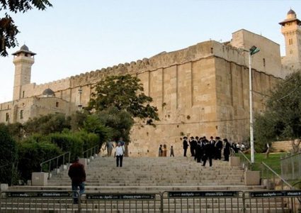 مستوطنون رفقه بن غفير  يقتحمون الحرم الابراهيمي