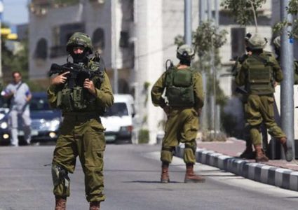 الاحتلال يعتقل مواطنا من بلدة اذنا غرب الخليل