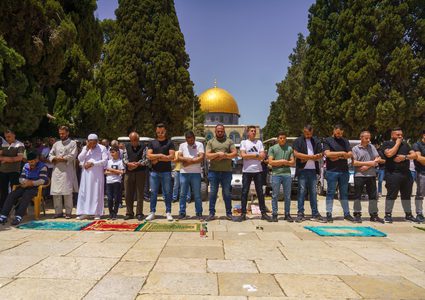 40 ألفا يؤدون صلاة الجمعة في المسجد الأقصى