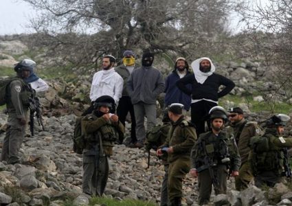 مستعمرون يهاجمون منازل في بلدة بيت فوريك شرق نابلس