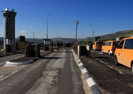 الاحتلال يغلق حاجز جبع العسكري شمال القدس