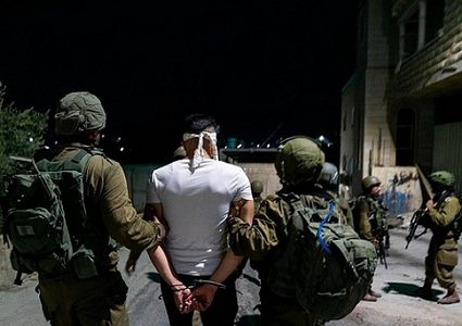 الاحتلال يعتقل مواطنا من بيتونيا