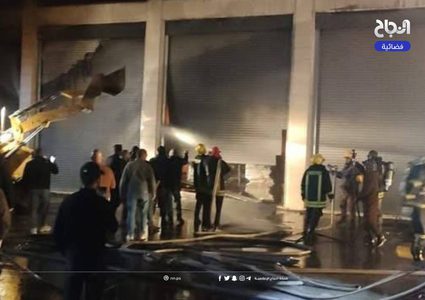 30 رجل إطفاء و6 ساعات لإخماد حريق مستودع في الريحية جنوب الخليل