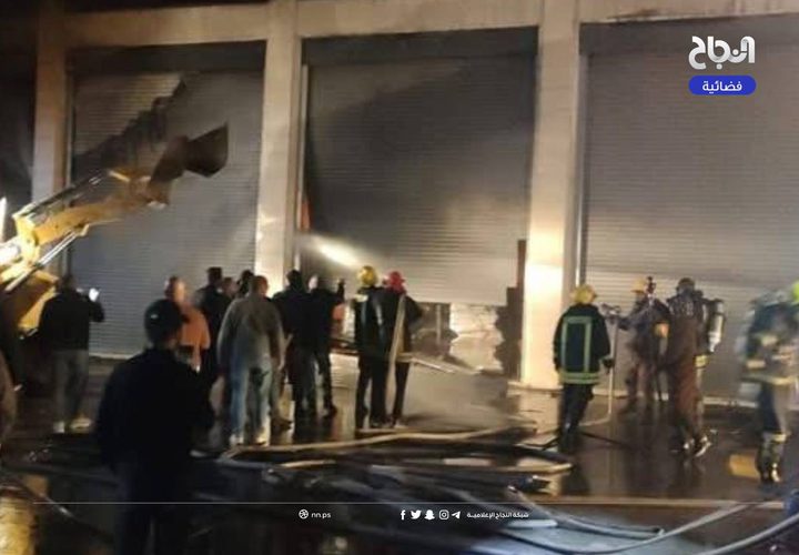 30 رجل إطفاء و6 ساعات لإخماد حريق مستودع في الريحية جنوب الخليل