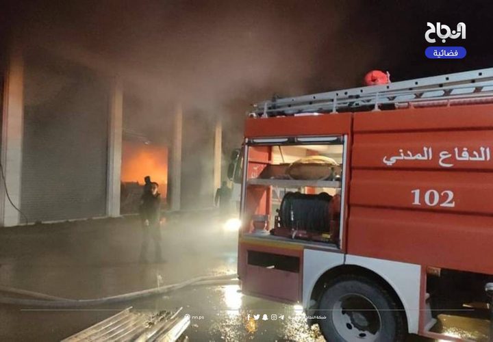 30 رجل إطفاء و6 ساعات لإخماد حريق مستودع في الريحية جنوب الخليل