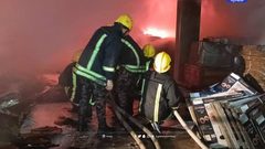 30 رجل إطفاء و6 ساعات لإخماد حريق مستودع في الريحية جنوب الخليل