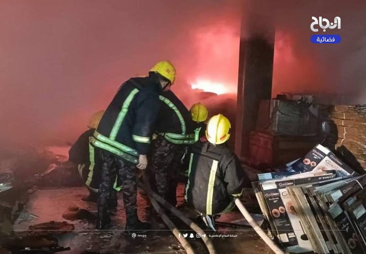 30 رجل إطفاء و6 ساعات لإخماد حريق مستودع في الريحية جنوب الخليل