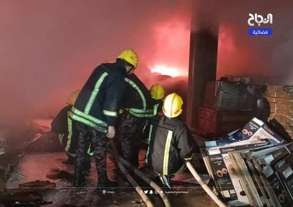 30 رجل إطفاء و6 ساعات لإخماد حريق مستودع في الريحية جنوب الخليل