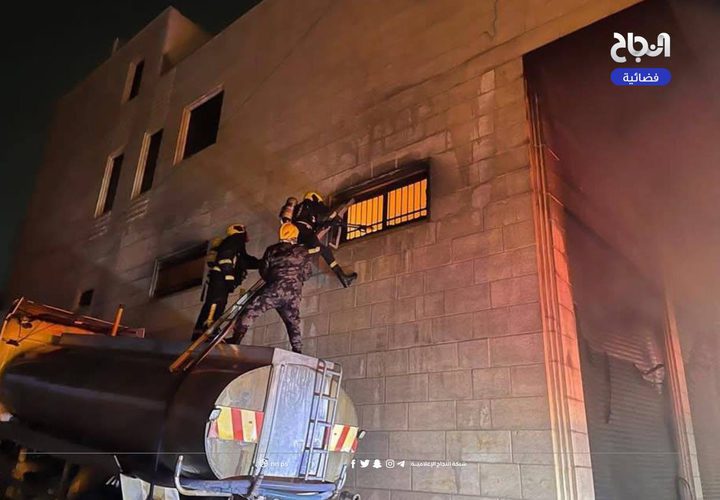 30 رجل إطفاء و6 ساعات لإخماد حريق مستودع في الريحية جنوب الخليل
