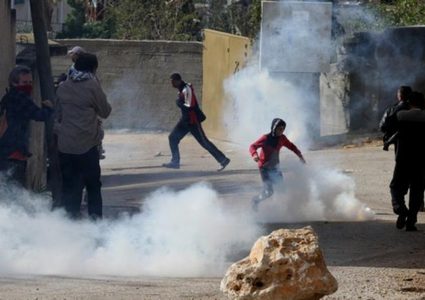 إصابات بالاختناق بين صفوف الطلبة خلال اقتحام قوات الاحتلال بلدة الخضر