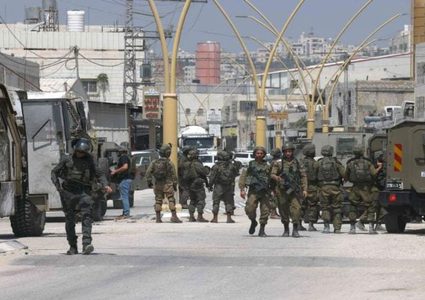 قوات الاحتلال تقتحم جامعة بيرزيت وتعتقل عددا من الطلاب