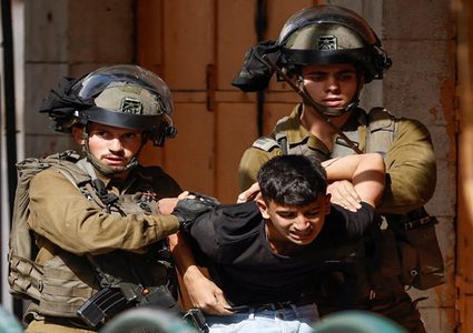 الاحتلال يعتقل 15 مواطنا من الضفة بينهم طفل