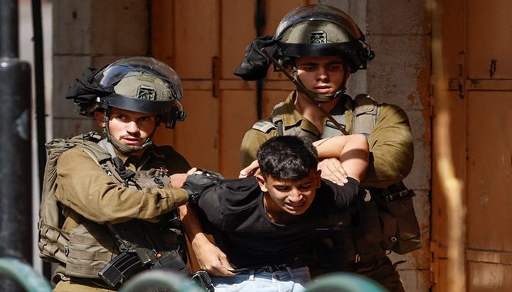 الاحتلال يعتقل 15 مواطنا من الضفة بينهم طفل