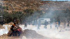 إصابات بالاختناق جراء قمع الاحتلال مزارعين شرق نابلس