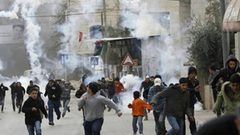 إصابة عشرات الطلبة بالاختناق خلال اقتحام الاحتلال مخيم الفوار