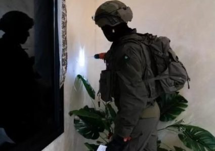 الاحتلال يأخذ قياسات منزل الشهيد سامر حسين في عينابوس جنوب نابلس