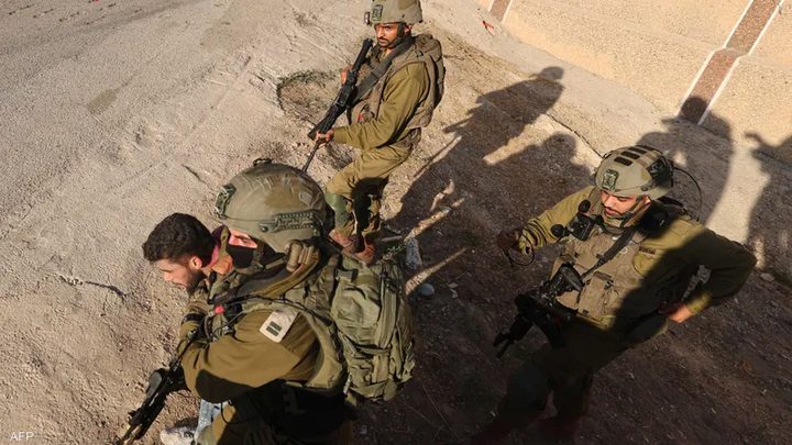 الاحتلال يعتقل 12 مواطنا من الضفة