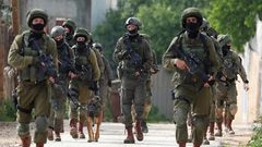 قوات الاحتلال تعتقل شابين شرق قلقيلية