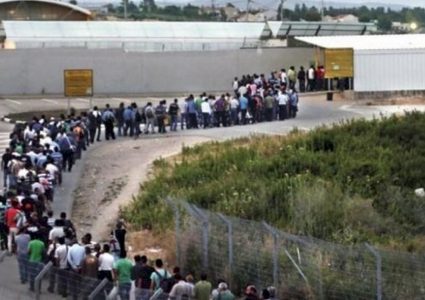 وزير الداخلية في حكومة الاحتلال يحث نتنياهو للسماح بعودة العمال الفلسطينيين