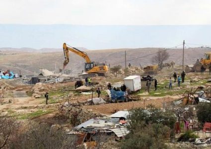 مستوطنون يحرثون أراضٍ في الأغوار الشمالية تمهيدا للاستيلاء عليها